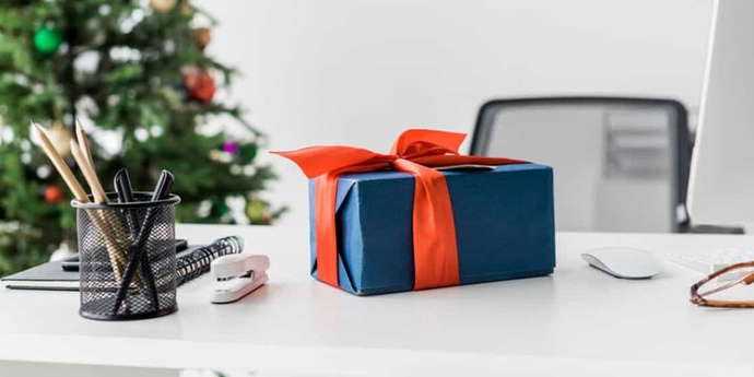 Красочные новогодние подарки для сотрудников в корпоративном стиле