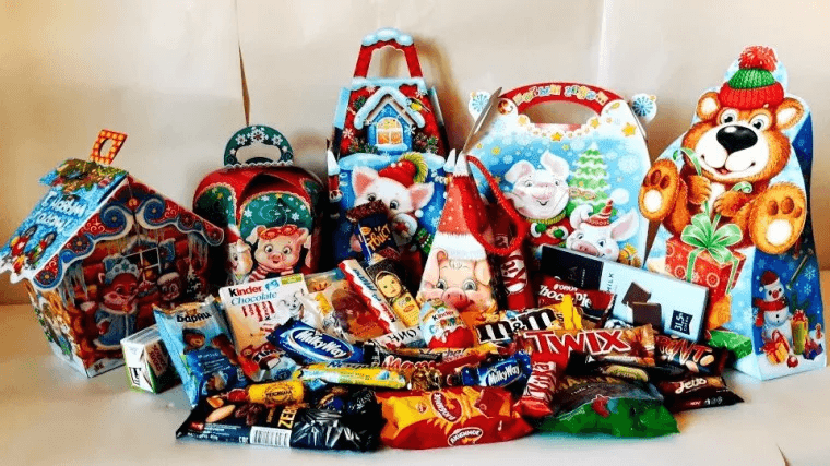 Яркие детские подарки с конфетами на Новый год